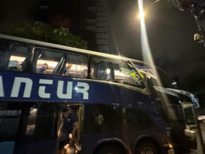 Imagem do ônibus do Fortaleza após atentado
