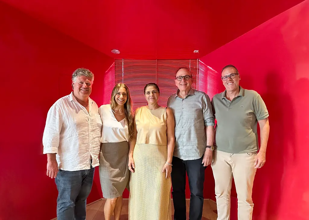 Membros da equipe da Advance e da Slogan olham para a câmera sorrindo