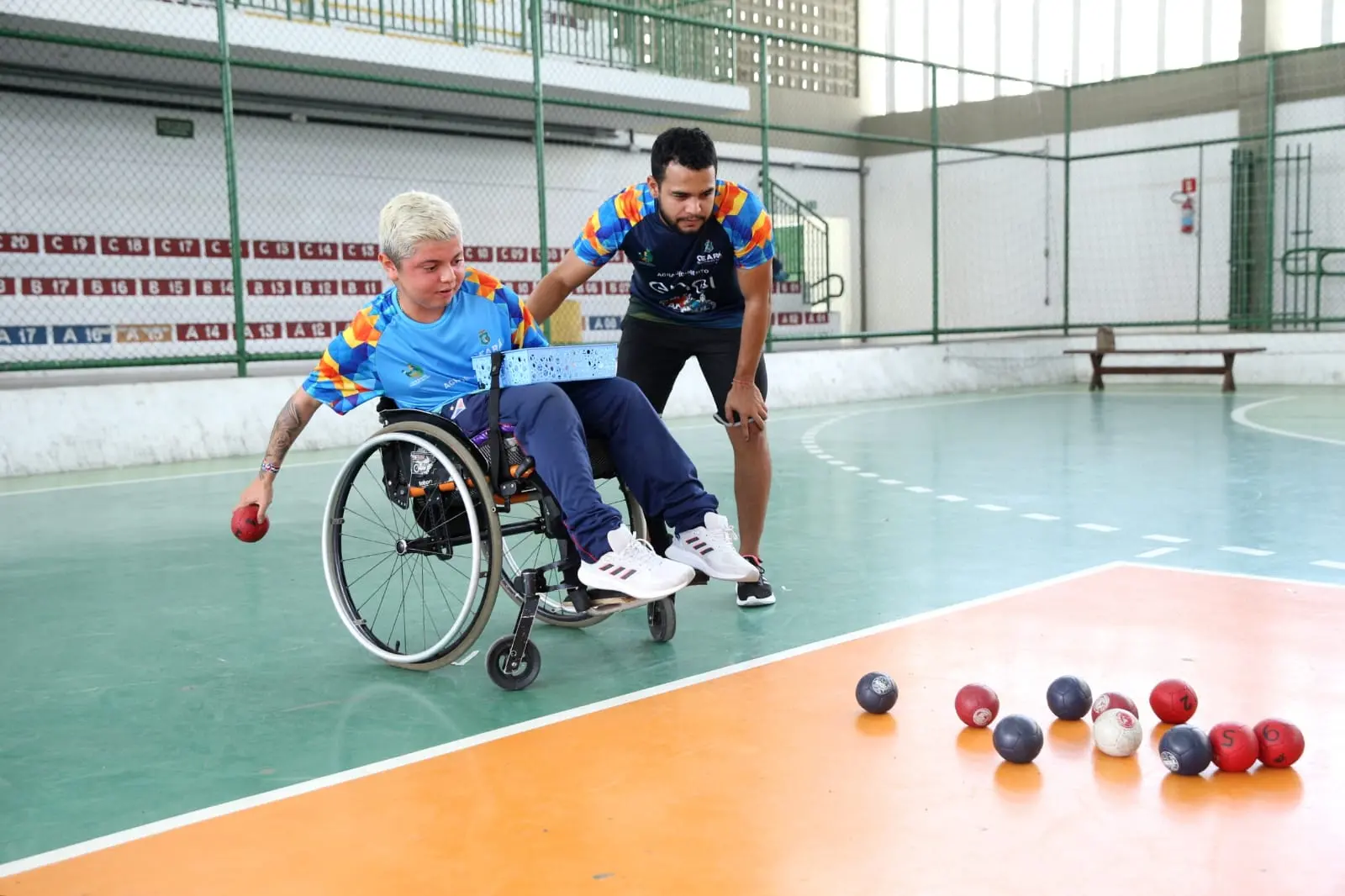 Jovem do Ceará com doença rara pratica bocha adaptada