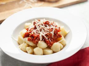 Tradição italiana manda comer nhoque no dia 29 de cada mês com moedas ou notas de qualquer valor embaixo do prato para atrair fortuna