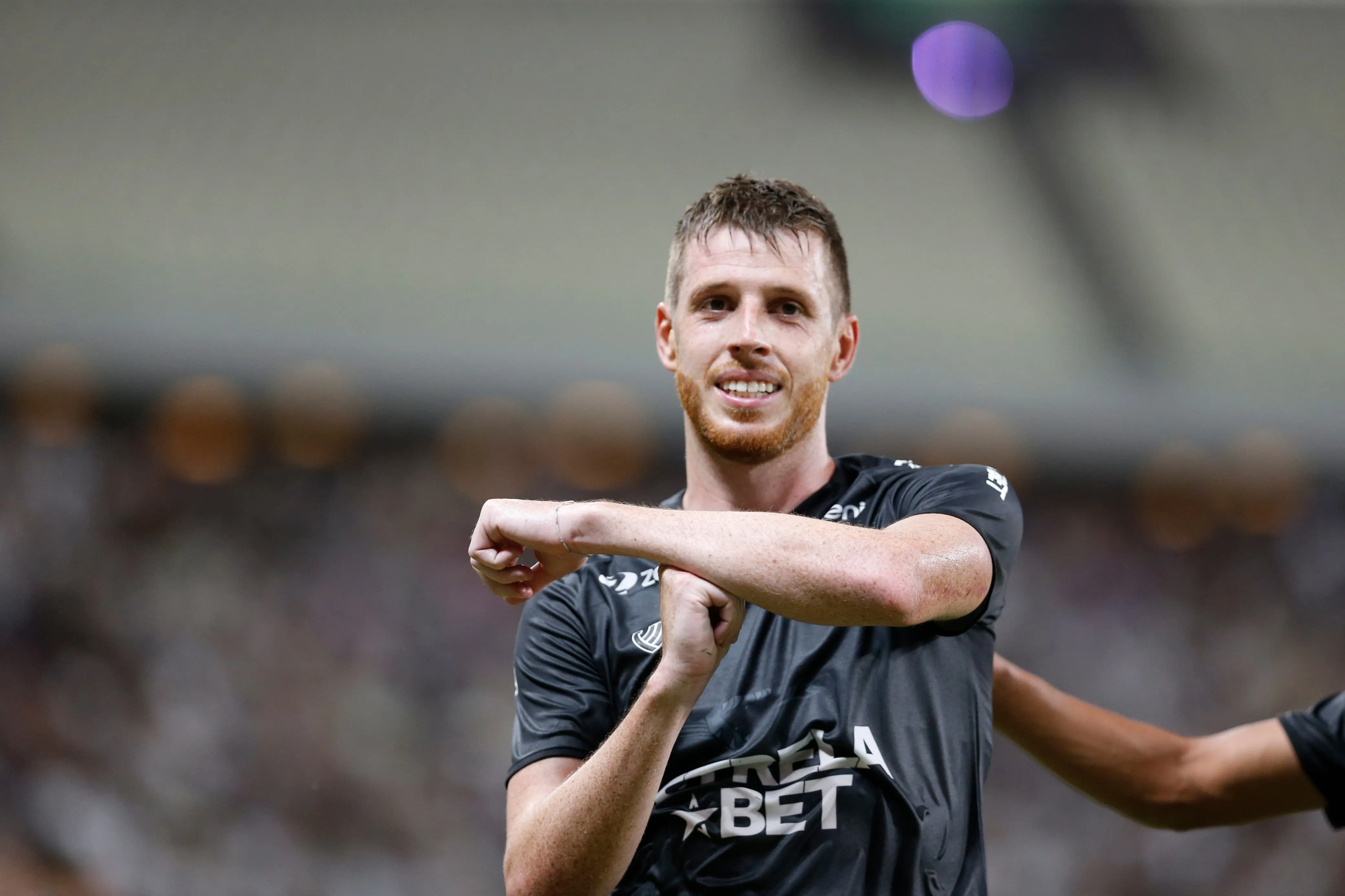 Aylon comemora gol com a camisa do Ceará