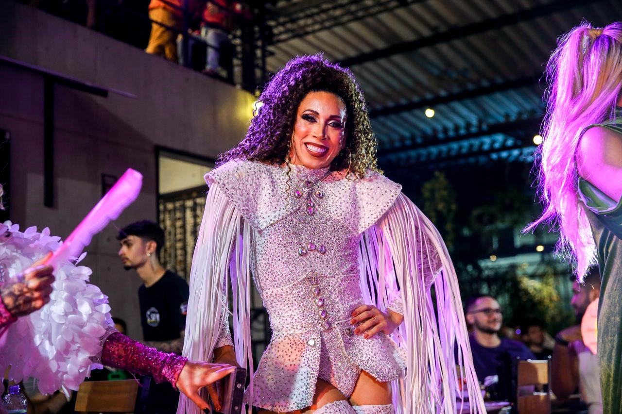 Mizzayra Alonzo é drag queen desde 2014