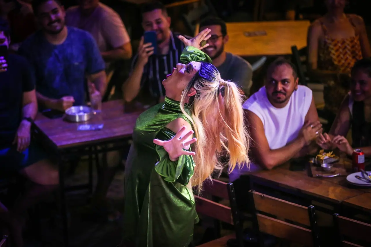 Show de Deydianne Piaf mistura música, dublagem e humor