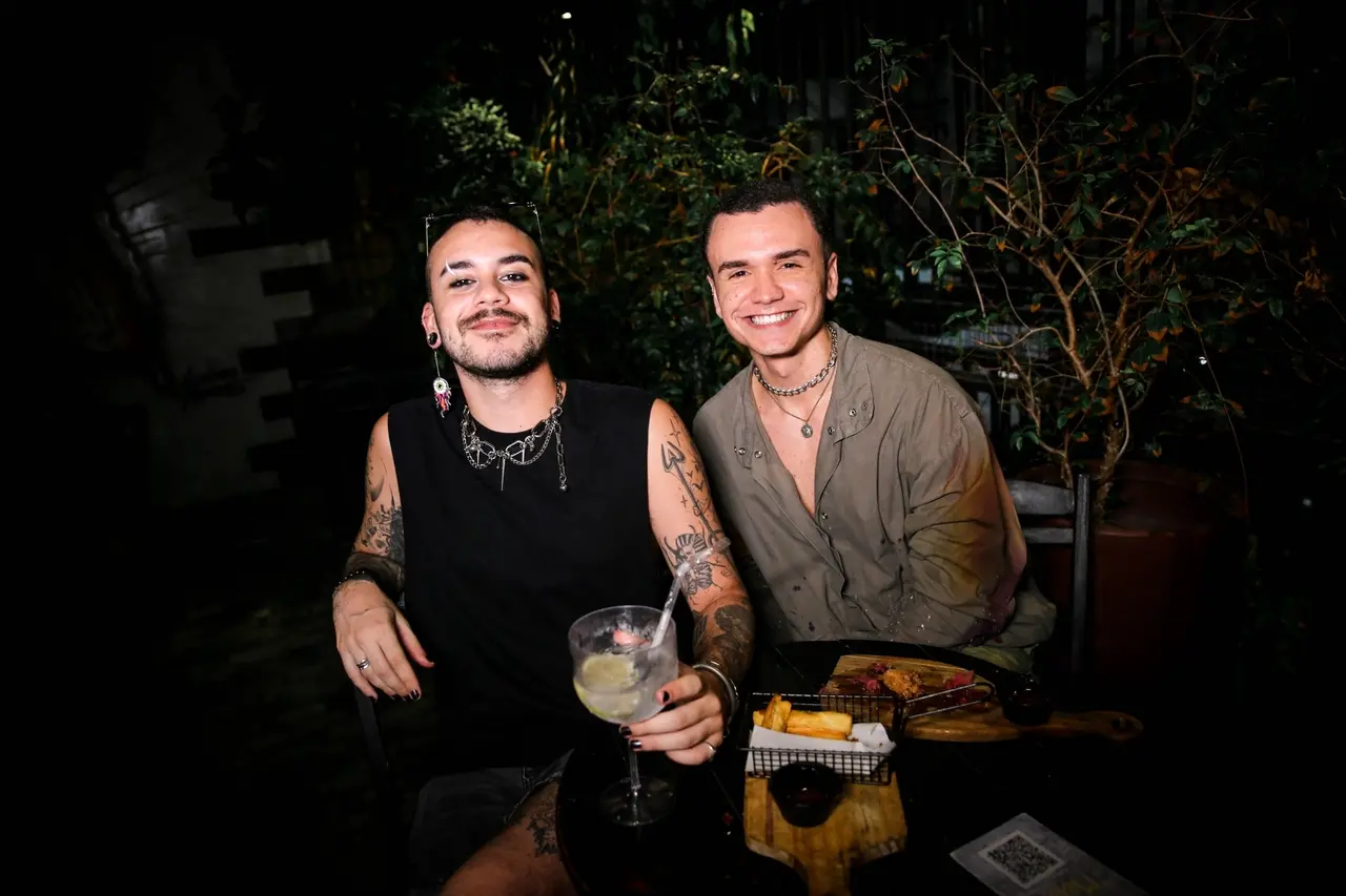 Patrick Camelo e Isaac Barreto, que dão vida às drags Satana D'vill e Isa de La Noche, ressaltam a relevância de novos eventos na cena