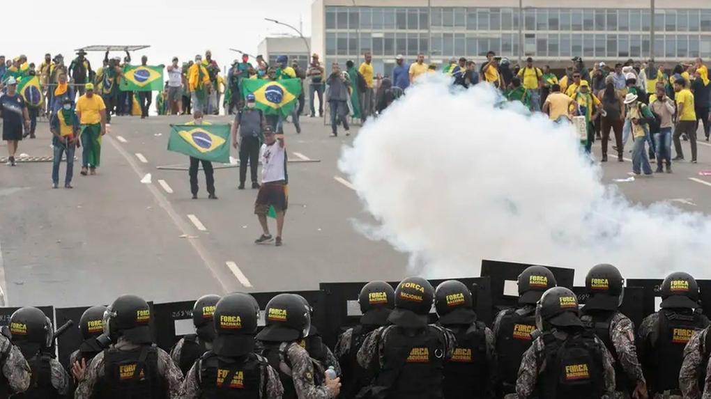 Polícia enfrenta participantes de atos golpistas na Praça dos Três Poderes