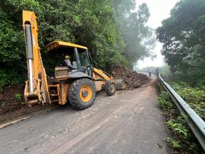 Trabalho de desobstrução da CE-253, após registro de queda de barreira, entre Mucambo e Ibiapina