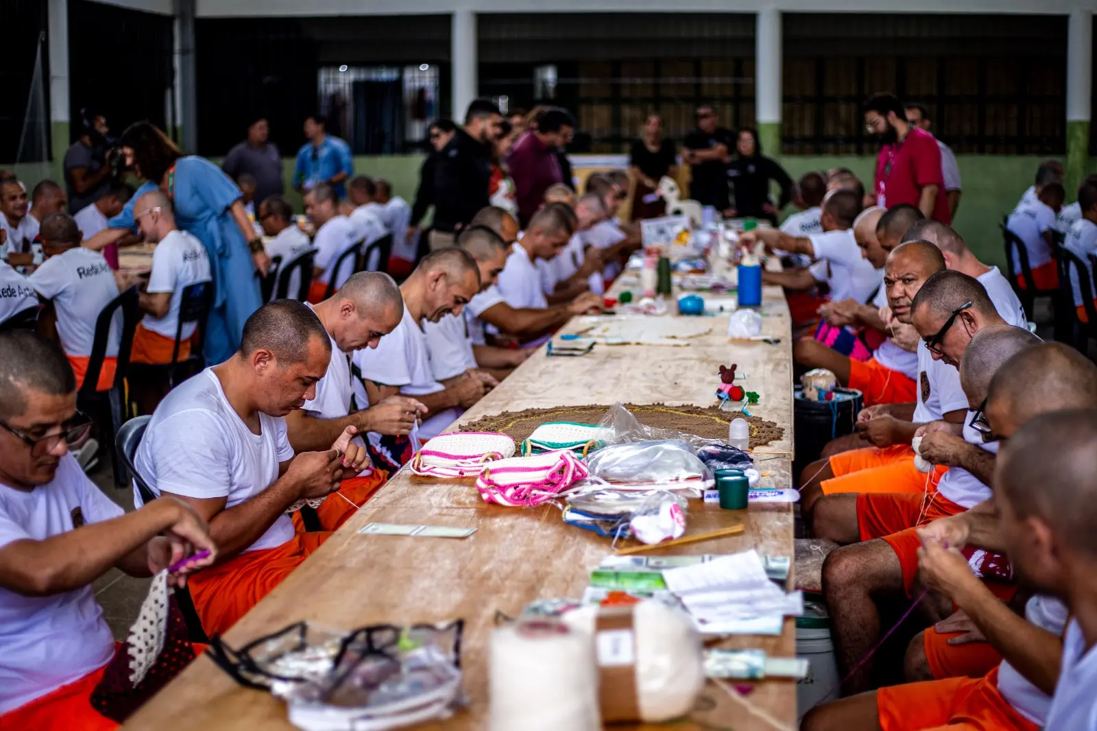 Internos da UP Pacatuba trabalhando no projeto Rede Artesã