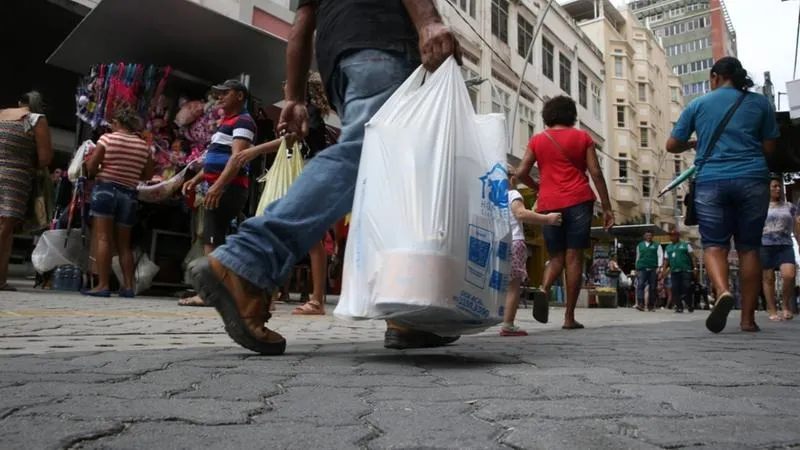 Atividades como comércio, atreladas a pouca mão de obra qualificada, podem explicar baixa remuneração média mensal, explica especialista