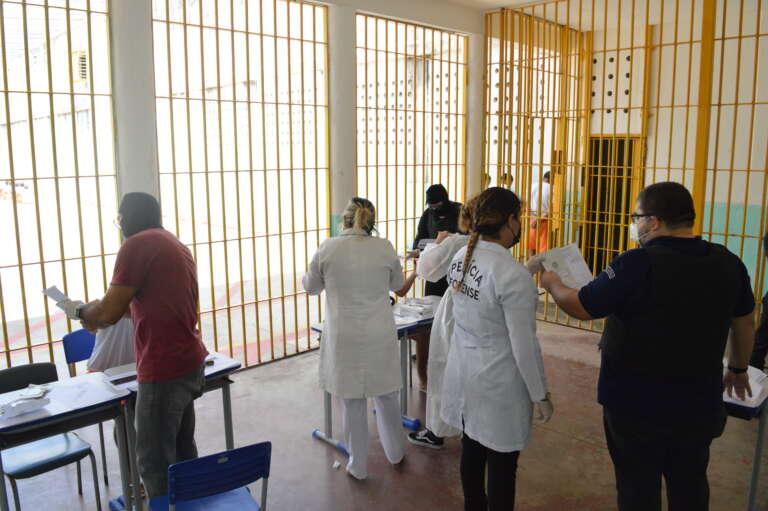 Imagem mostra servidores da Pefoce colhendo amostras de DNA de detentos em presídios no Ceará. Banco de DNA do CE tem mais de 11 mil perfis e já auxiliou 45 investigações de crimes