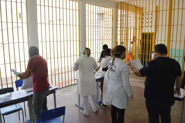 Imagem mostra servidores da Pefoce colhendo amostras de DNA de detentos em presídios no Ceará. Banco de DNA do CE tem mais de 11 mil perfis e já auxiliou 45 investigações de crimes