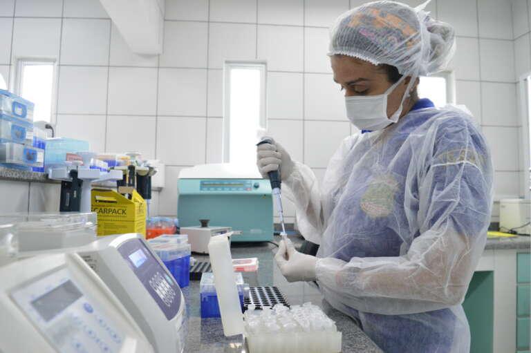 Servidora manipula amostras de DNA em laboratório da Pefoce. Banco de DNA do CE tem mais de 11 mil perfis e já auxiliou 45 investigações de crimes