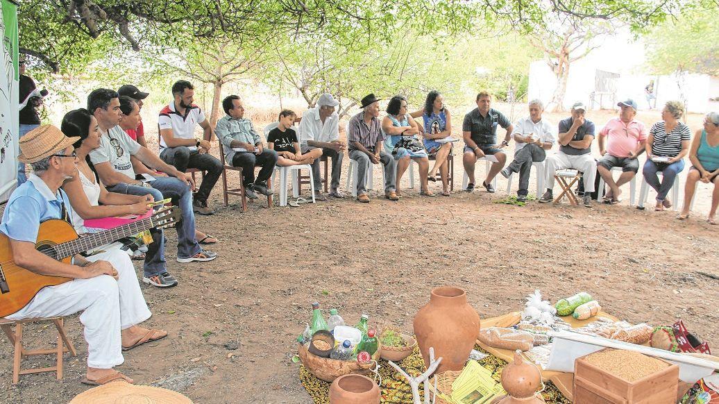 Criança fazendo sinal de 