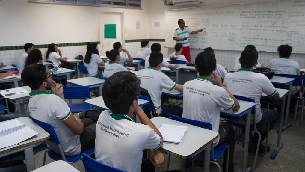 Alunos assistem aula em escola pública estadual no Ceará