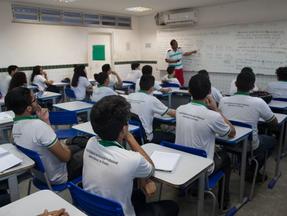 Alunos assistem aula em escola pública estadual no Ceará
