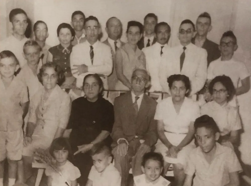 Família Quixadá, que descendem dos Ximenes Aragão, linhagem que conecta à matriarca judia Branca Dias. Na imagem, de preto, está Eulália Quixadá (bisavó de Luciana) e ao seu lado Alzira Quixadá (avó de Luciana) e José Lima (pai de Luciana) ainda criança