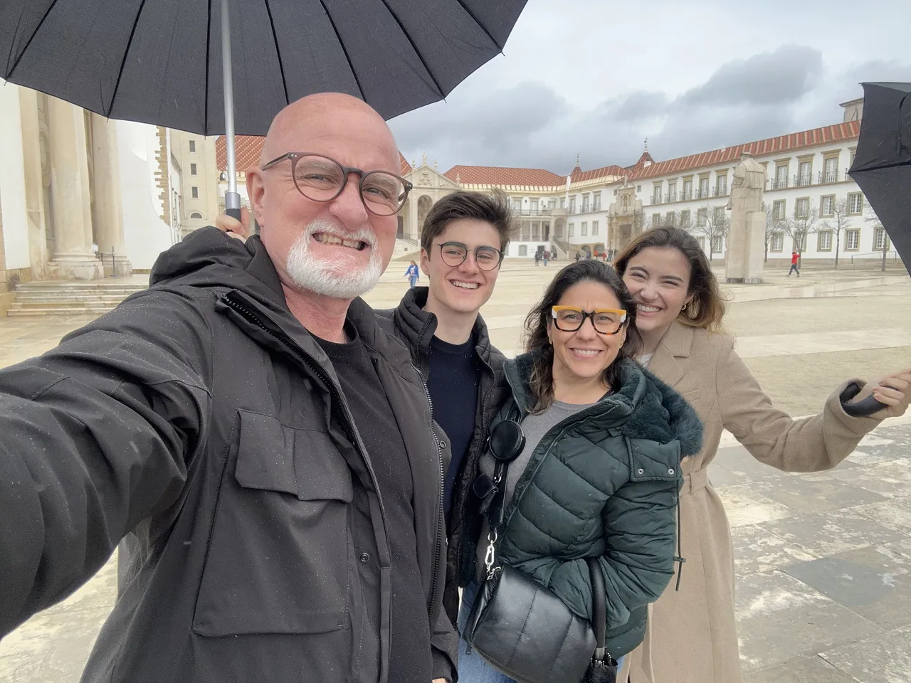Família Abreu em visita à Universidade de Coimbra, em Portugal