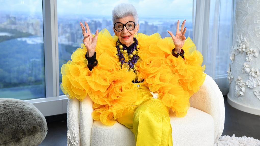 Iris Apfel ficou conhecida no mundo da moda por seu estilo vintage hippie e alta costura