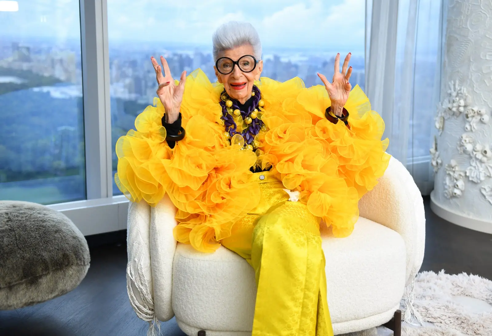 Iris Apfel ficou conhecida no mundo da moda por seu estilo vintage hippie e alta costura