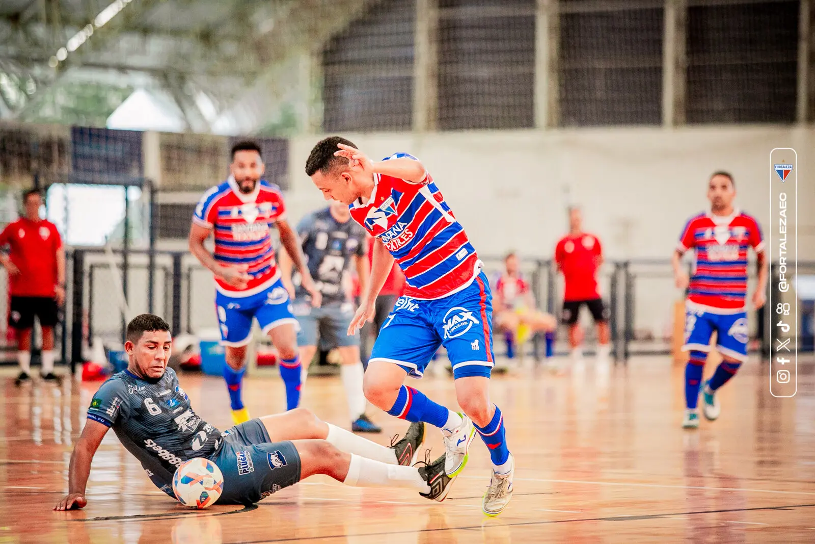 Atleta do Fortaleza em ação pelo futsal