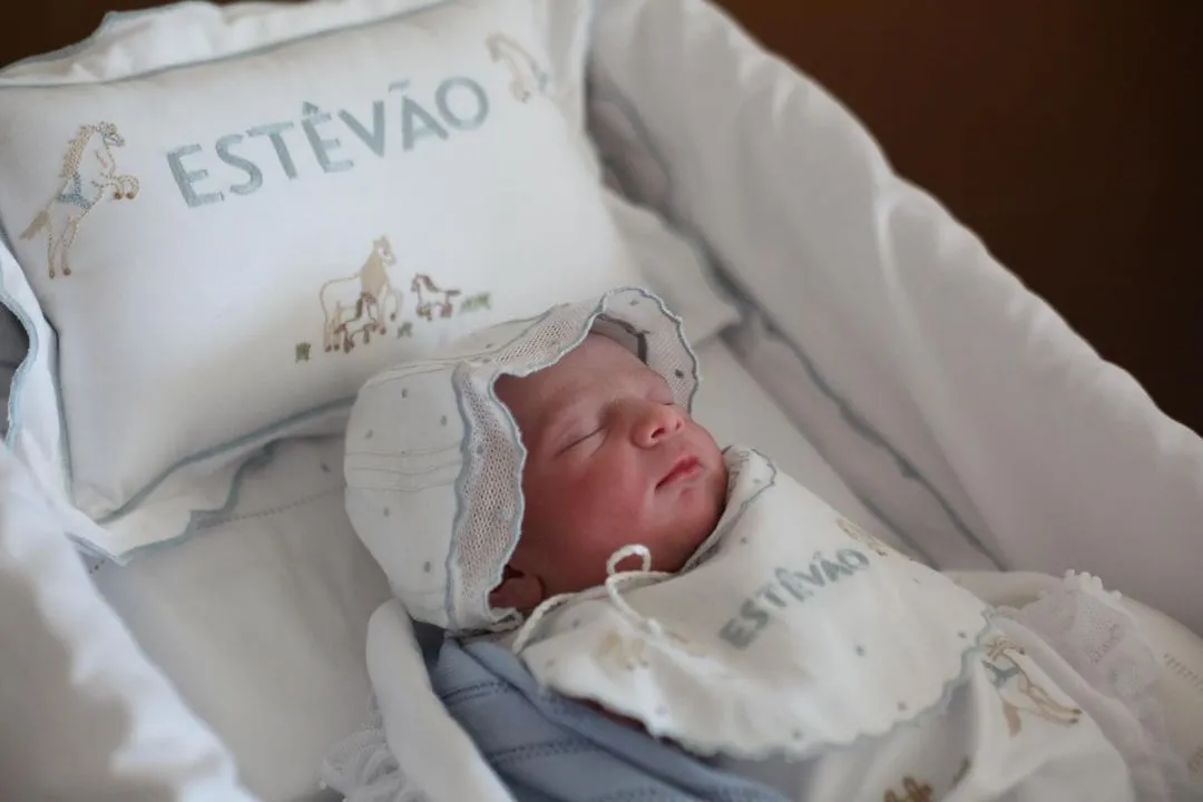 No Instagram, seguidores parabenizaram Juliano Cazarré pelo nascimento do bebê. Artista agradeceu as orações