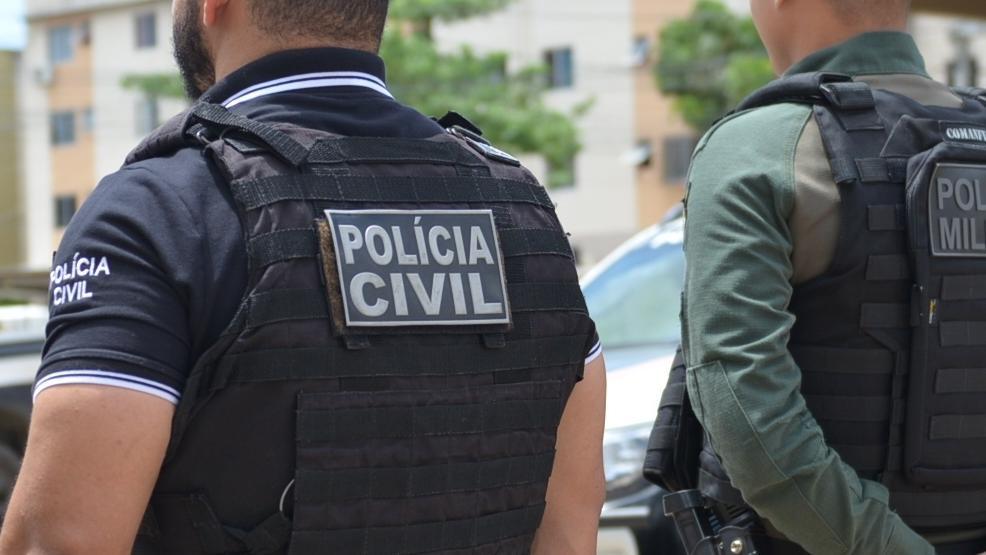 policiais civis de costas