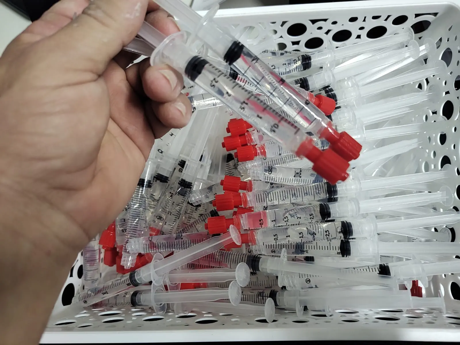 Polícia Civil apreendeu apreendidos anestésicos, seringas, medicamentos vencidos e outros produtos irregulares na clínica clandestina