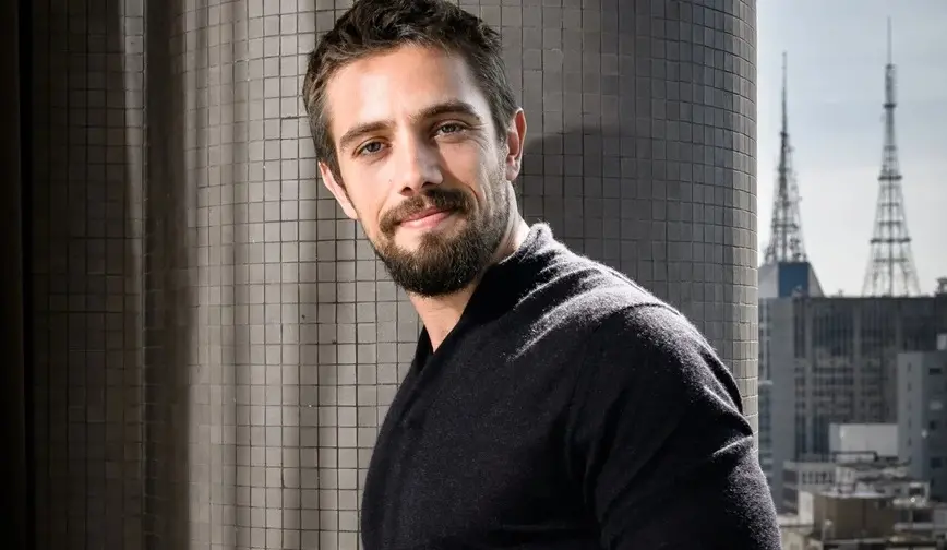 Ator Rafael Cardoso posa para divulgação de novela