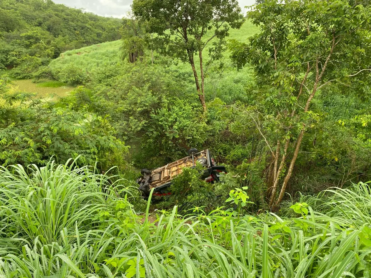 Imagem mostra van capotada após cair de ribanceira na CE-060 em 4 de março de 2024. Van com 11 passageiros derrapa e cai em ribanceira na região do Cariri