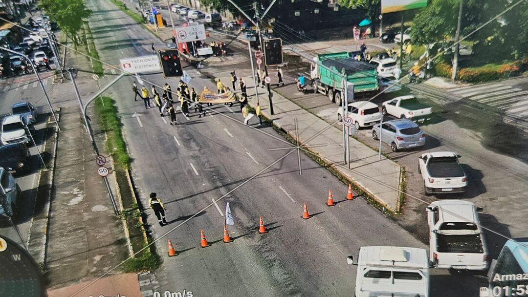 Faixa central de Avenida Godofredo Maciel foi bloqueada com cones