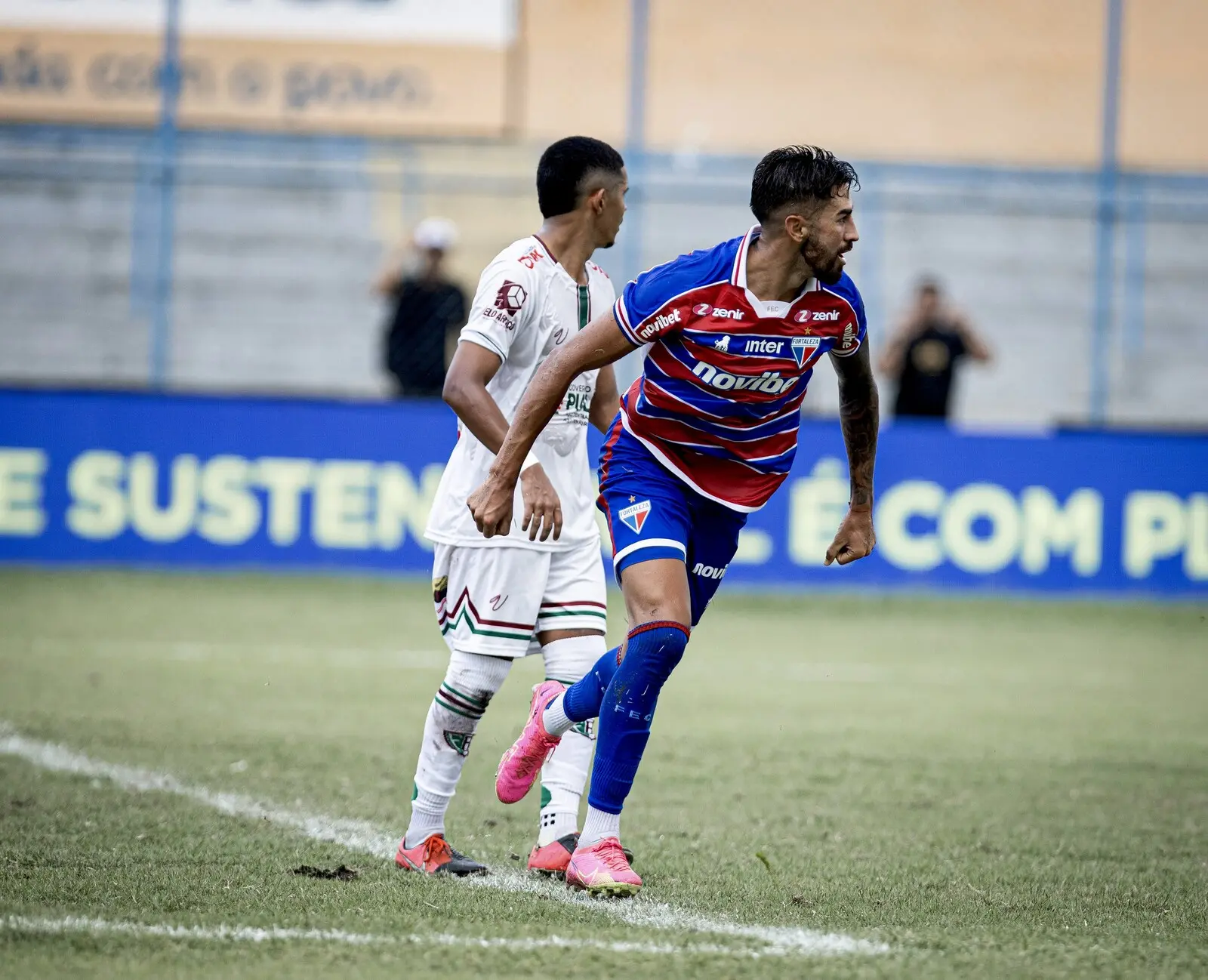 Lucero comemora gol pelo Fortaleza