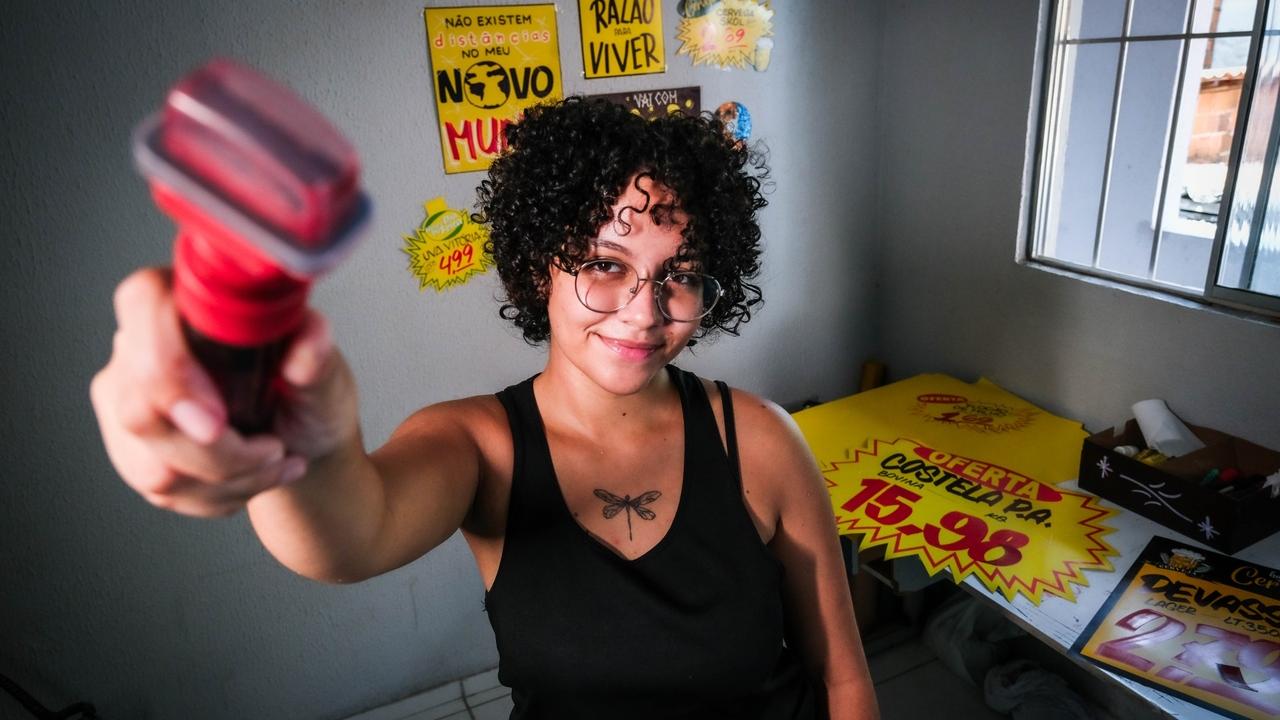 Cearense faz sucesso no TikTok e Instagram com vídeos da produção de  cartazes de anúncios - Verso - Diário do Nordeste