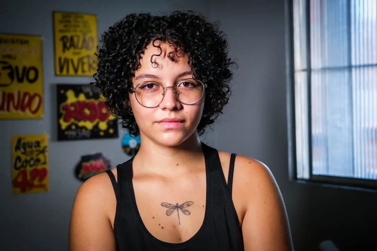 A artista se tornou conhecida nas redes ao compartilhar vídeos produzindo cartazes