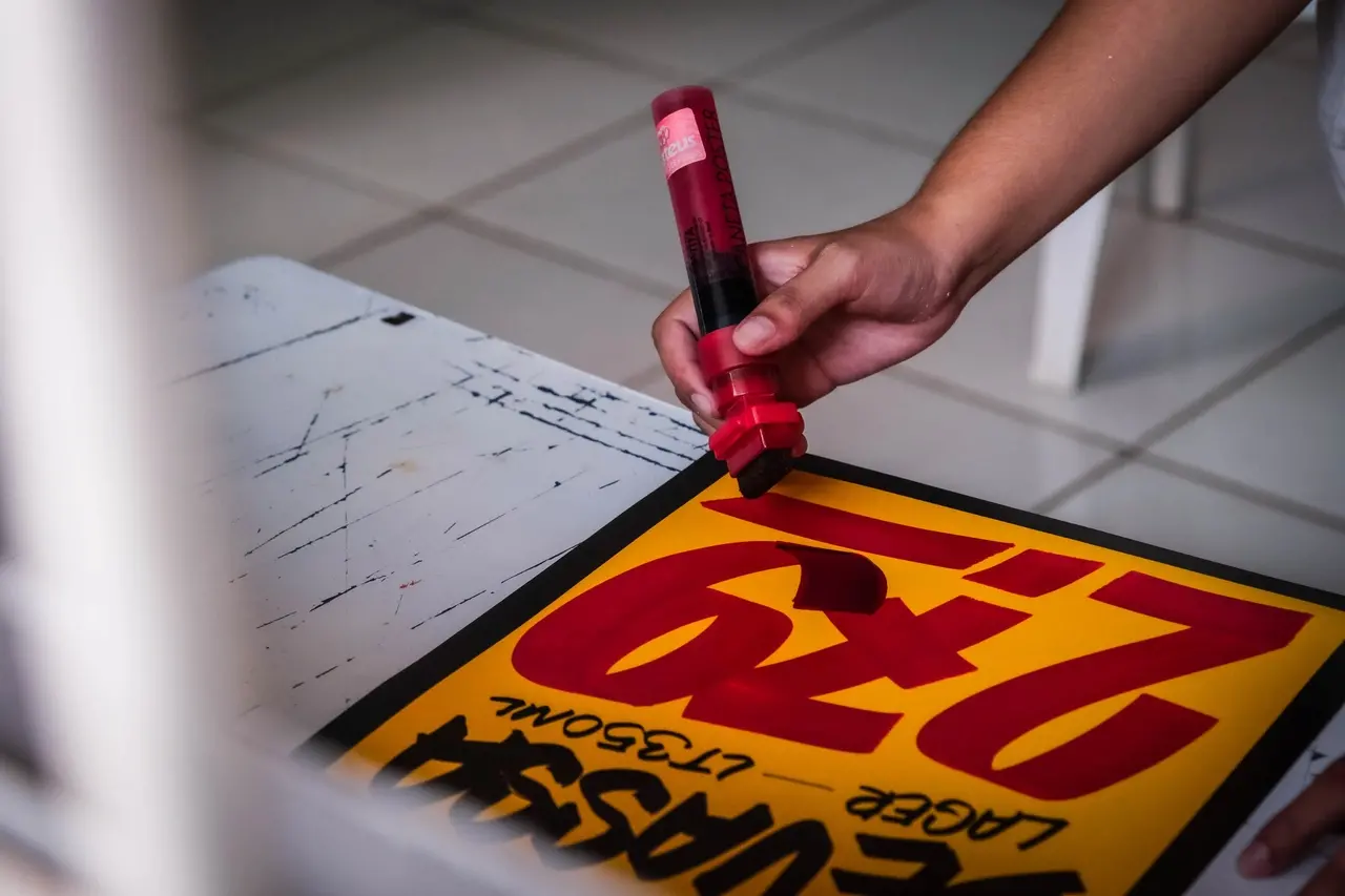 A caneta pôster é uma das mais usadas para a confecção de cartazes