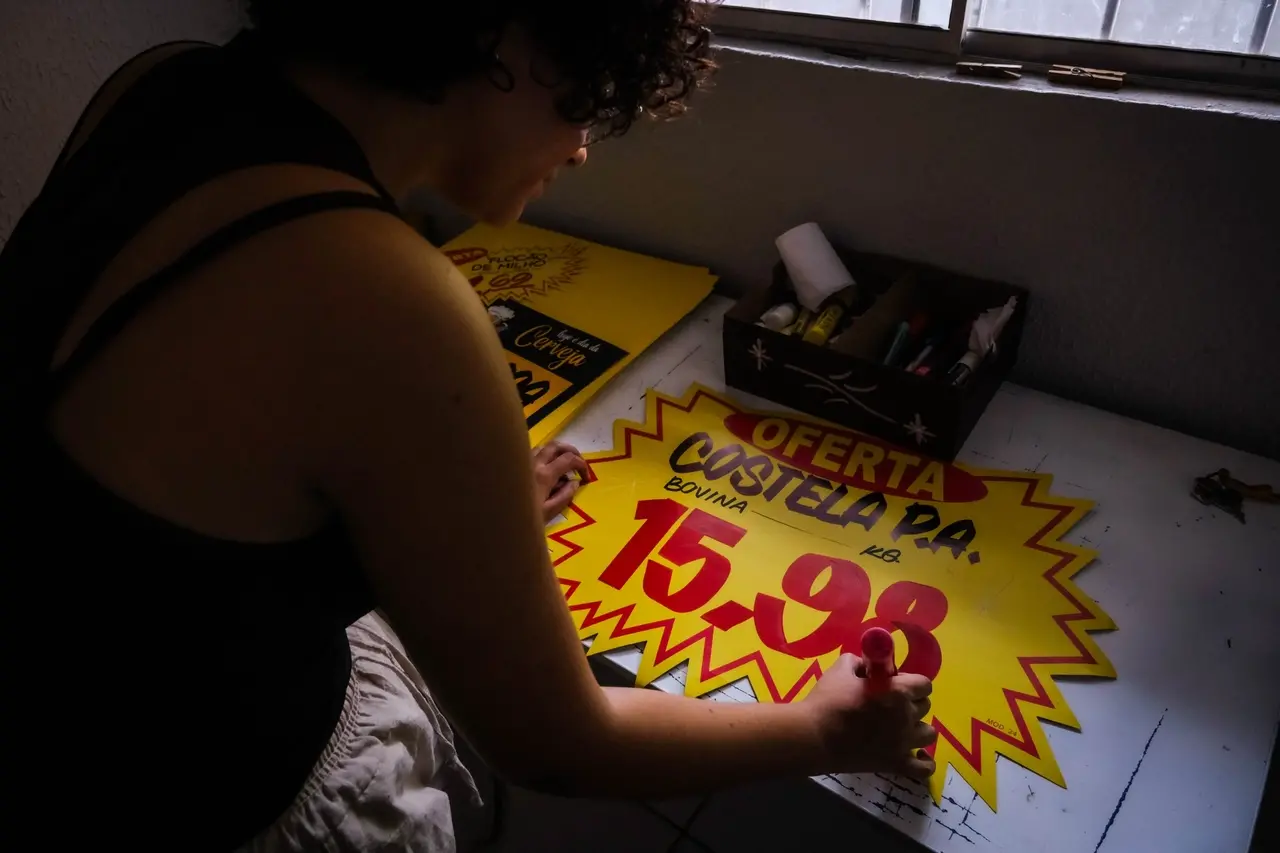 Supermercados são os principais clientes dos cartazistas