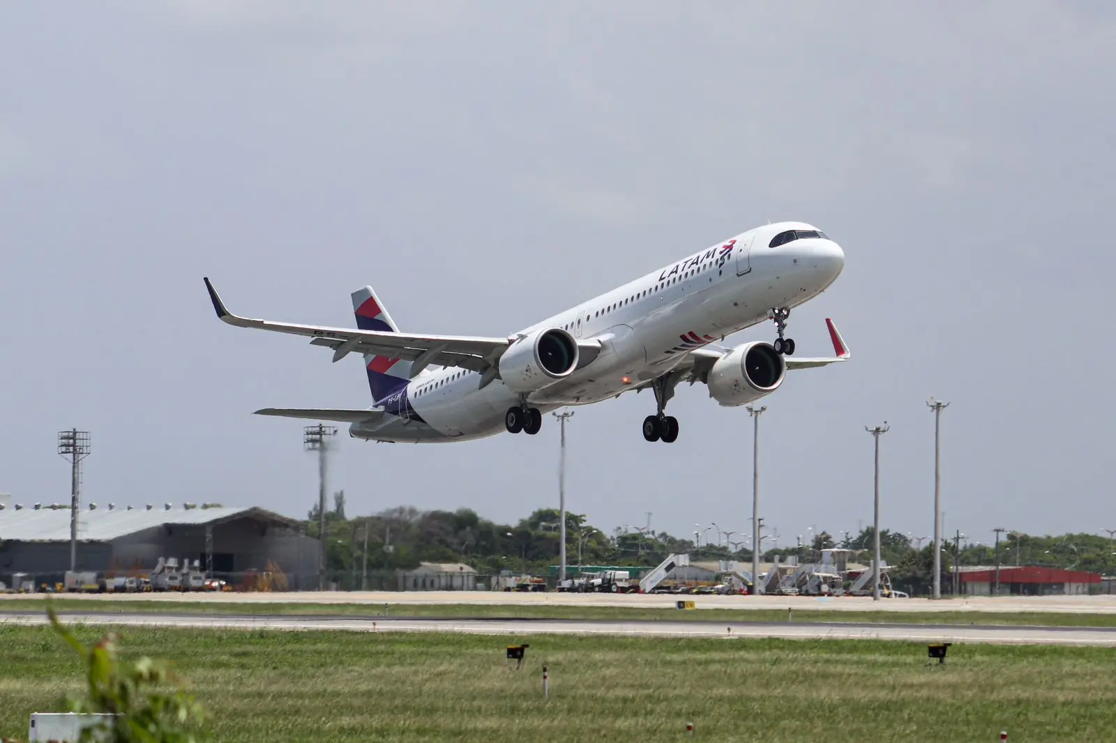 Aeronave da Latam decolando no sentido contrário ao que normalmente é feito