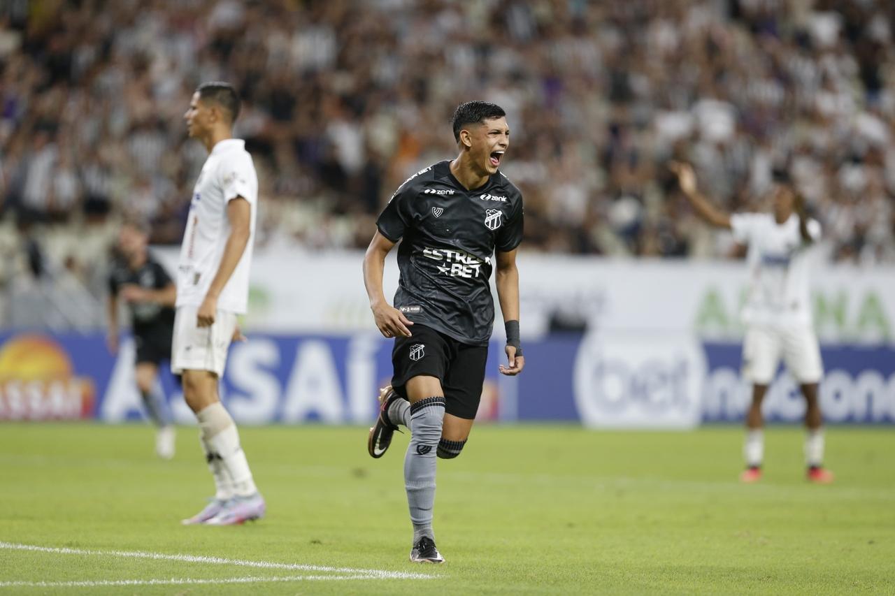 Atacante Erick Pulga comemora ao marcar um dos gols do Ceará no empate em 2 a 2 contra o ABC, pela 4ª rodada da Copa do Nordeste