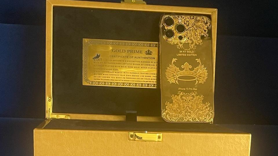 Um dos lotes do leilão de BH conta com um iPhone 13 Pro Max banhado a ouro