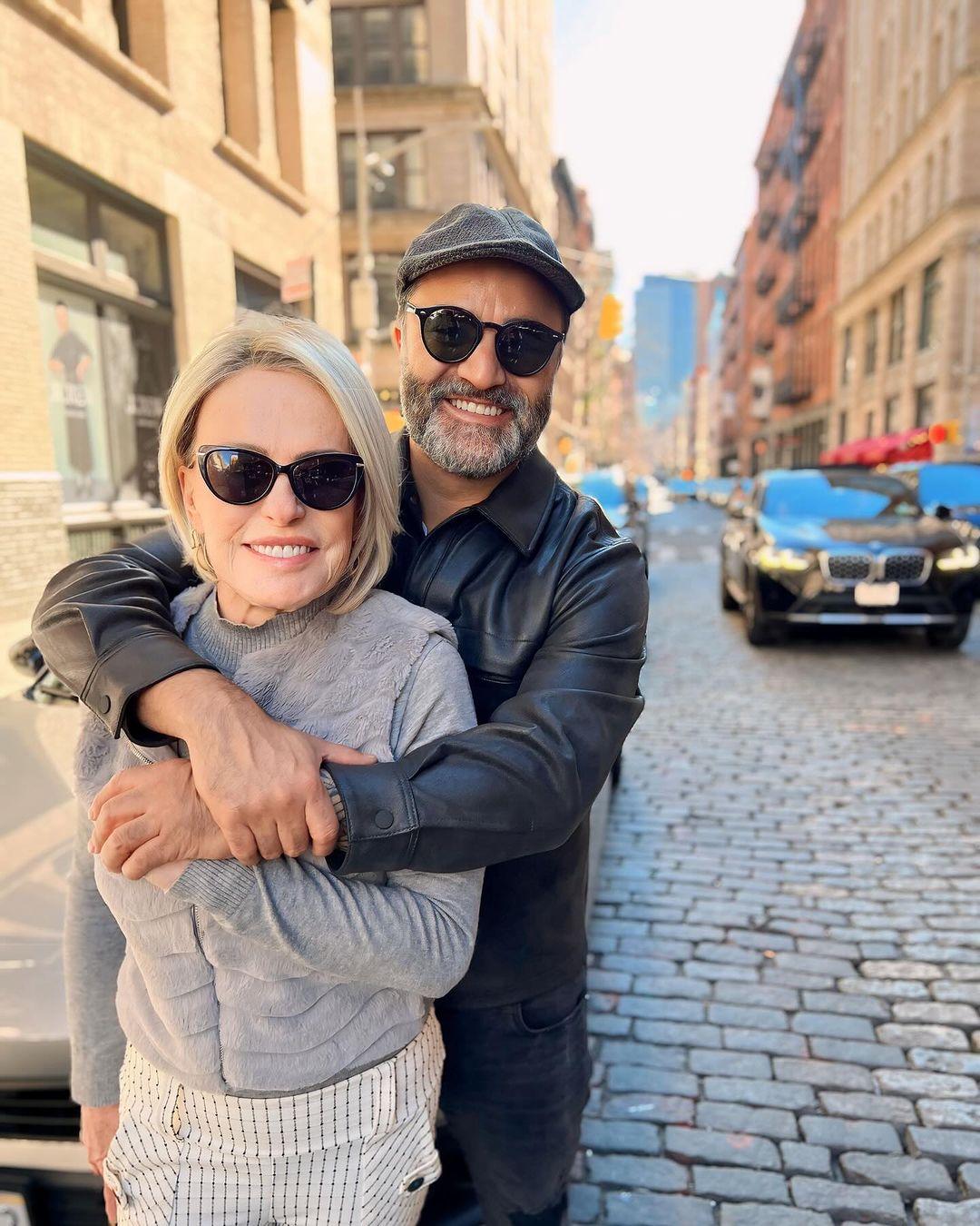 foto de ana maria braga sendo abraçada pelo namorado, fabio arruda