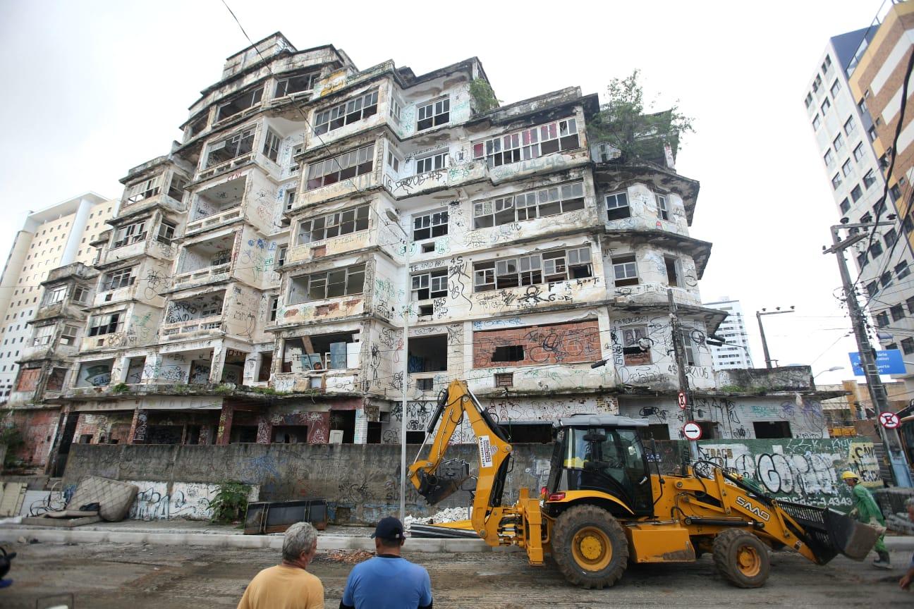 Imagem do Edifício São Pedro com trator na frente