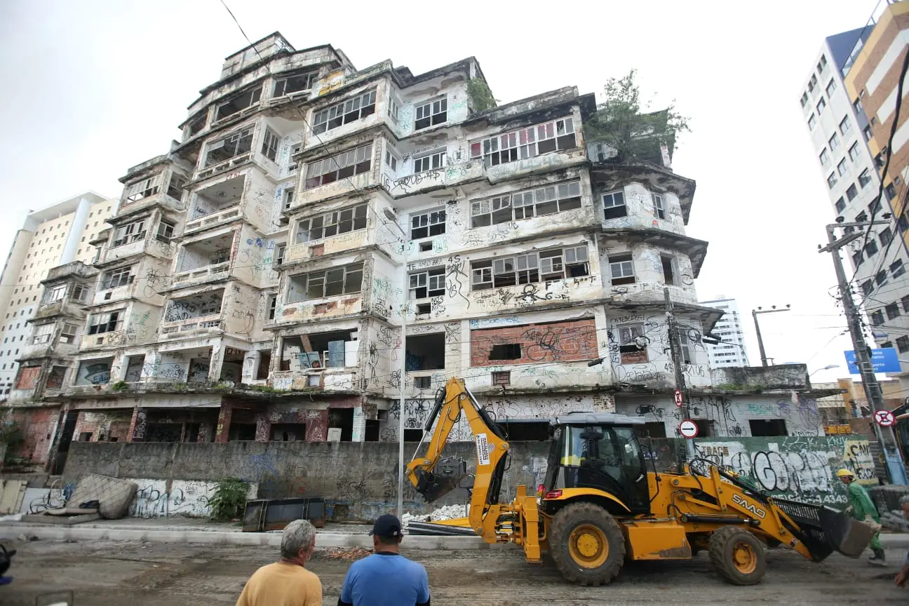 Imagem do Edifício São Pedro com trator na frente