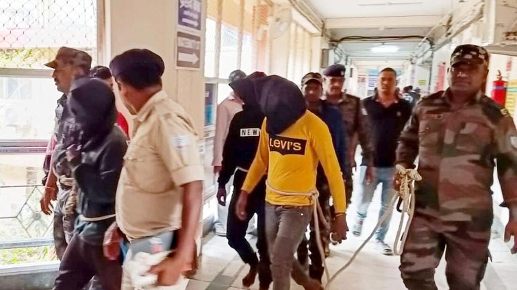 Suspeitos de estupro na Índia sendo presos