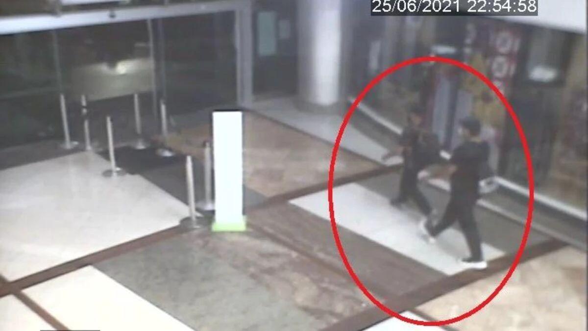 Print de câmera de segurança mostra assaltantes entrando em loja