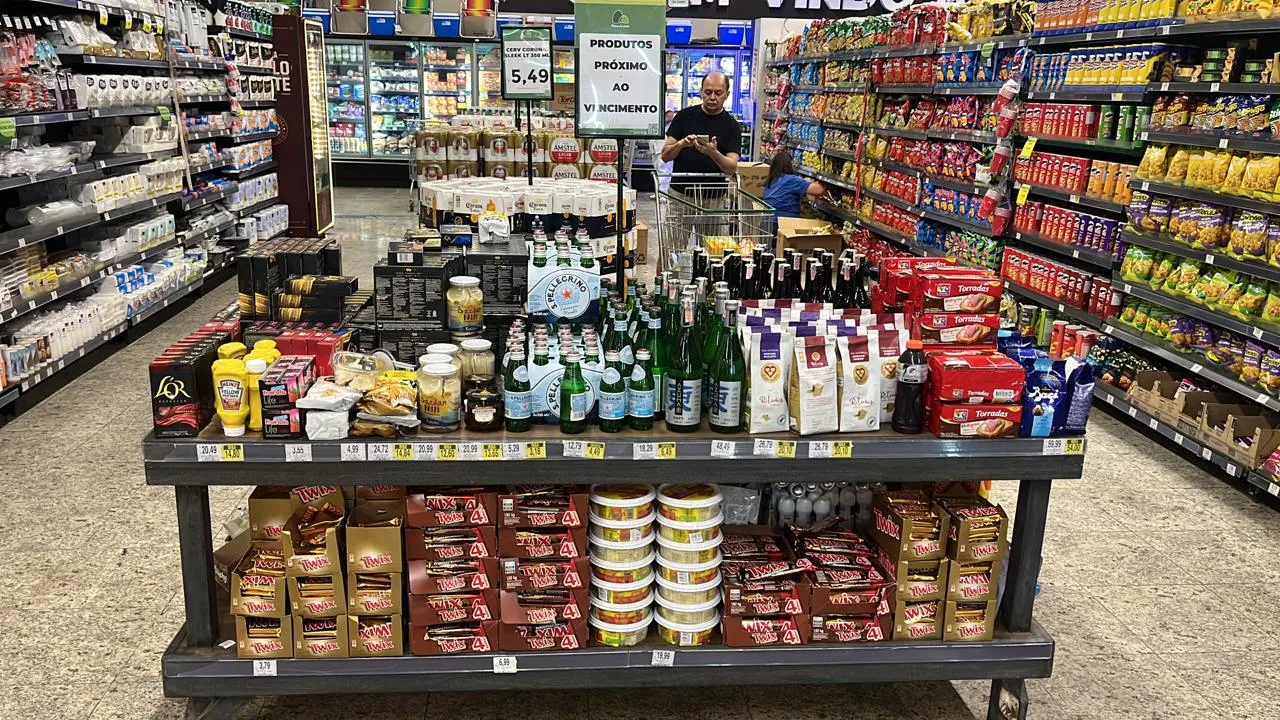Produtos próximos ao vencimento no Pão de Açúcar do São Gerardo: gôndolas contém produtos de alimentação e demais utilidades