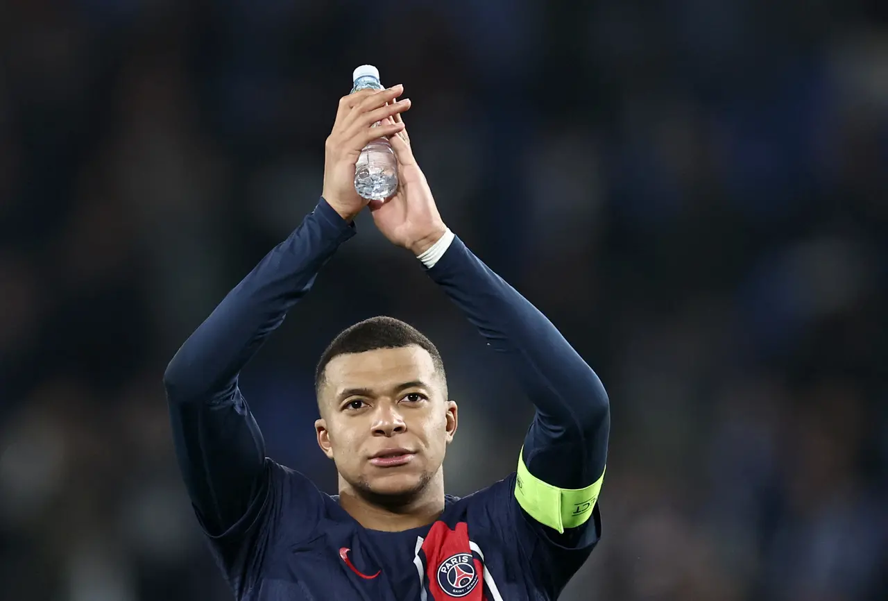 Mbappe aplaudindo torcida