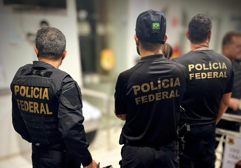 Agentes da Polícia Federal em operação contra tráfico internacional de drogas no Porto do Pecém