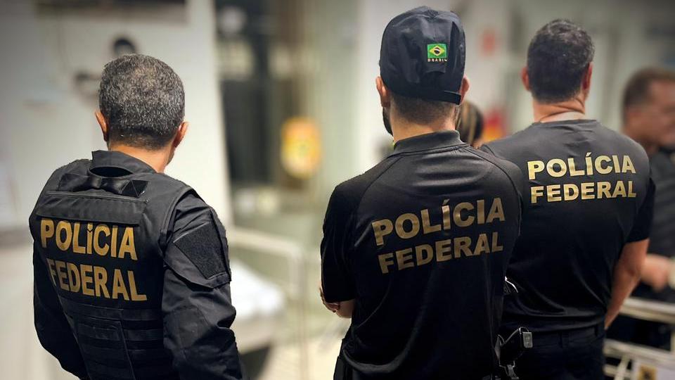 Agentes da Polícia Federal em operação contra tráfico internacional de drogas no Porto do Pecém