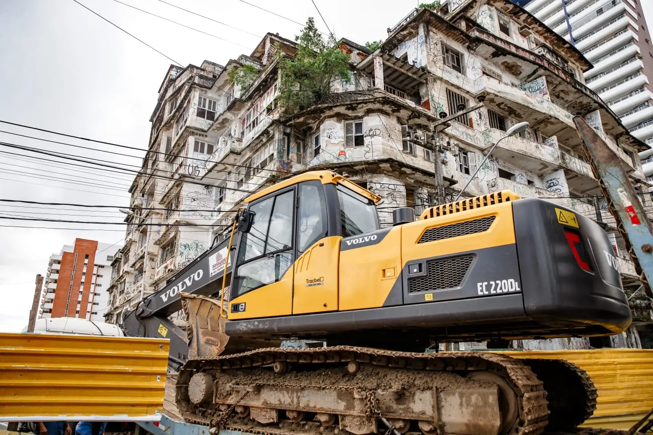 Edifício São Pedro sendo demolido