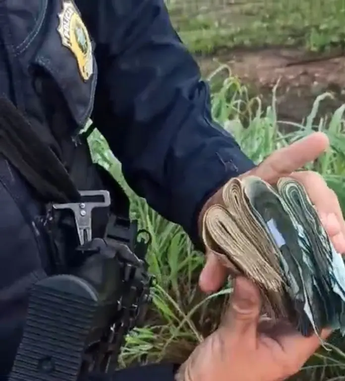 Agente da PRF com montante de dinheiro