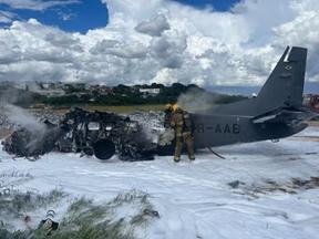 Avião cai no aeroporto de Pampulh