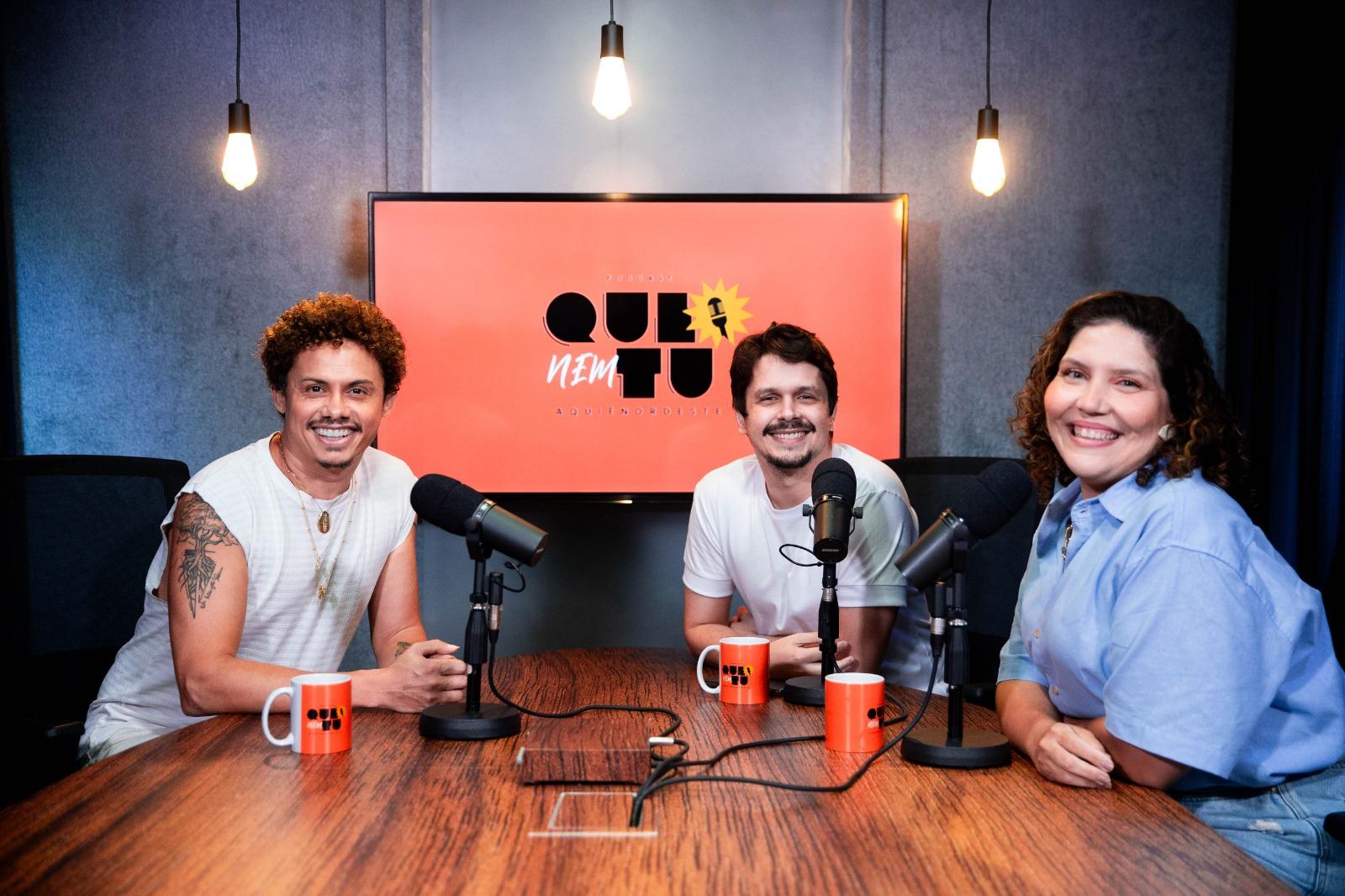 Silvero Pereira, Alan Barros e Karine Zaranza durante entrevista do Que Nem Tu